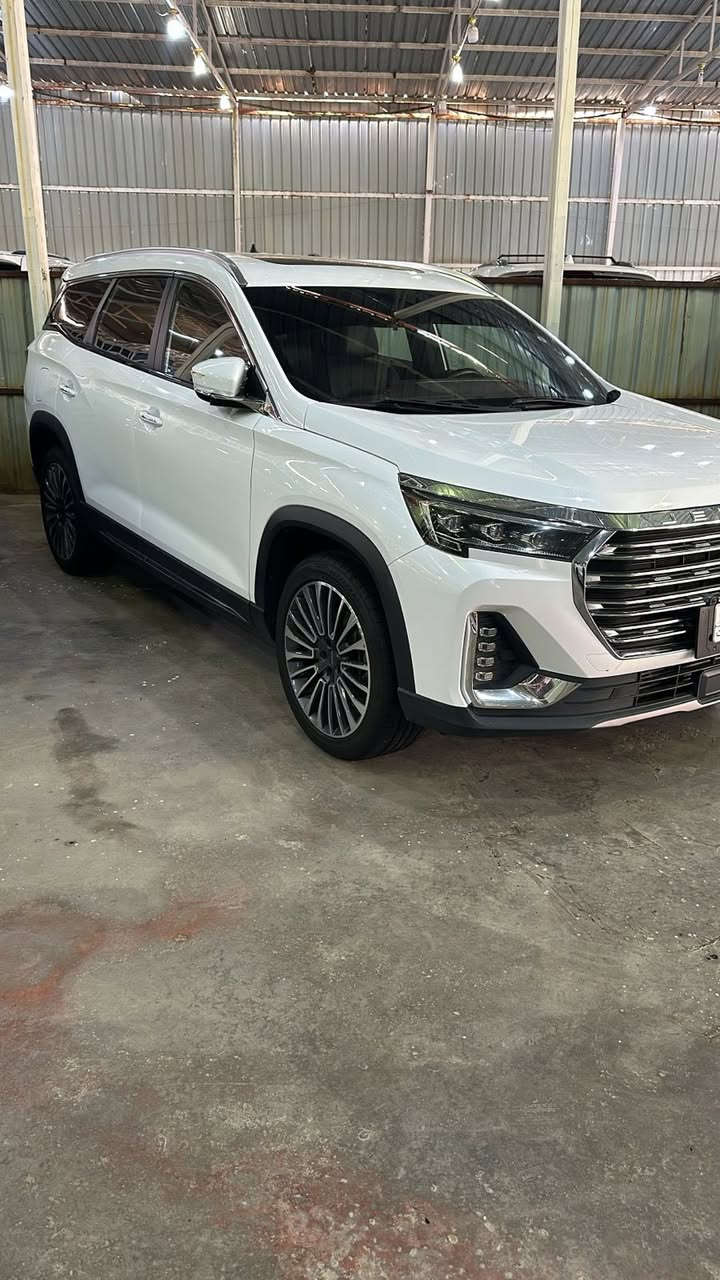 السلام. عليكم جيتور X90 Plus 2.0L Luxury
الموديل: 2024

المحرك: 4 أسطوانات 2.0L تيربو 254 حصان

ناقل الحركة: اوتوماتيكي من 7 سرعات

استهلاك الوقود: 8.1 لتر لكل 100 كم

سياره كتاب شهداء. 

المواصفات

*7 راكب

* إطارات قياس 20 إنچ

* فتحة سقف بانوراما

* 6 وسائد هوائية

* كاميرات محيطية 540 درجة

* شاشة التحكم بقياس 12.35إنچ

* شاشة القيادة بقياس 10.1 إنچ

* شاشة بقياس 9.7 إنچ للتحكم بالمكيف

* نظام كار بيت لعرض شاشة الهاتف المحمول

* بلوتوث / هاتف السيارة

* نظام صوتي متطور 8 سماعات من Sony

* شاحن هاتف لاسلكي سريع

* رادار تفاعلي

* تحذير مغادرة المسار

* نظام القيادة شبه الذاتية

* نقطة عمياء

* حساسات أمامية

* حساسات خلفية

* نظام تحذير الاصطدام الامامي والخلفي

* نظام الفرامل اليدوية الاوتوماتيكي Autohold

* وضعيات قيادة متعددة

* دخول ذكي (بصمة)

* صندوق كهربائي بخاصية الفتح باستشعار القدم

* مقصورة الركاب من الجلد الفاخر

* مقاعد السائق والراكب كهربائية

* مقاعد السائق والراكب مدفئة

* مقعد السائق مبرد

* مسند الذراع الوسطي مع ثلاجة

* إنارة محيطية

* إنارة ترحيبية

* عتبات الأبواب مضيئة

* مصابيح أمامية أوتوماتيكية زينون مع مصابيح نهارية LED

* نظام التحكم الذكي بالإنارة العالية

* المرايا الجانبية قابلة للطي كهربائياً

* مرايا بخاصية التعتيم الذاتي

* نظام مراقبة ضغط الاطارات

* فتحات مكيف هواء مستقل للصف الثاني والثالث

* وظيفة تنقية الهواء (فلتر N95)

* حساس للمطر

* زجاج أمامي عازل للصوت

* خاصية إغلاق الشبابيك وفتحة السقف عن بعد

ملاحظه السياره كتاب شهداء دخول جديد 

السياره كفاله عامه ما عده بارد فقط ب صندوق 

مكاني الناصريه حي المعلمين 

*********** لاستفسار خاص 

السعر اتصل وبيك خير وتدلل
