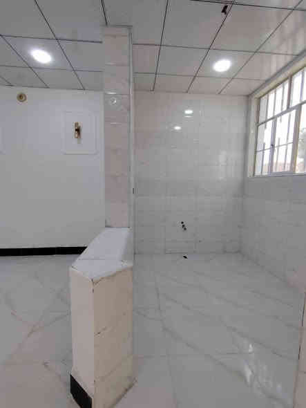 50 متر البيع على شارع المطار مقابيل ملحق القريه ماء وكهرباء واتبليط الحد باب بيت طابو زرعي سند 25 بناء طابوك جمهوري صب كونكريت سيراميك بورسلين ثقيل الاستفسار خاص او اتصال على رقم تالي *********** أو تساب *********** 
متوفر عدنه جميع المساحات وبنسب السعار تواصل ويه مكتب ألسنتر بملحق قرية الغدير بشارع 7سنتر
