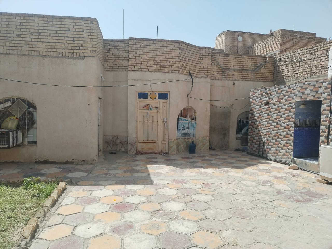 سلام عليكم بيت للبيع المكان حاوي النهضه قرب جسر الحاوي   المساحه 300 خلفي  سعره 115 وبي مجال  
للستفسار خاص او الاتصال عله الرقم ***********
