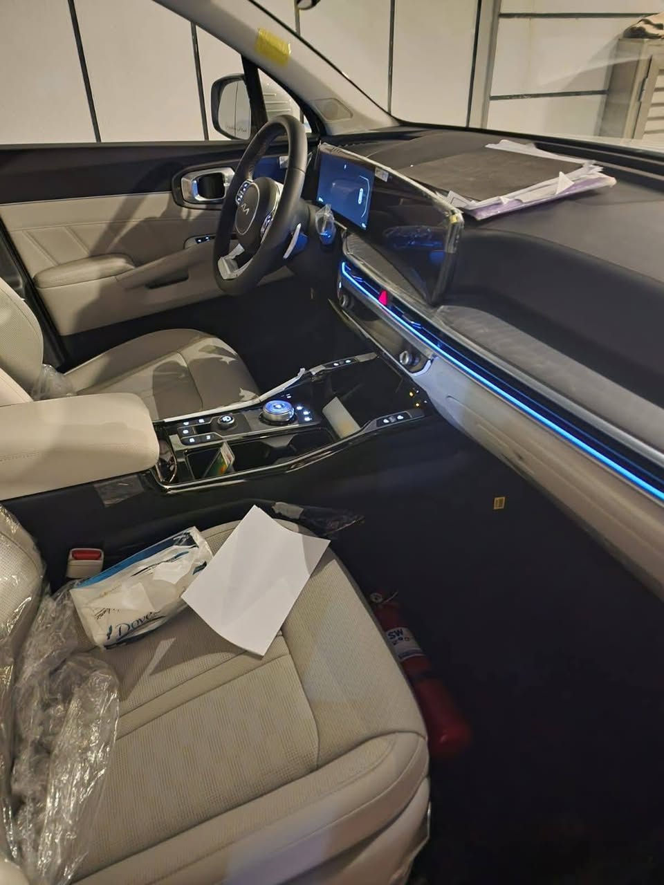 🚘 كيا سورينتو 6 سلندر – موديل 2024 (خليجي)
🔧 المحرك:
• 6 سلندر – 3500 سي سي

🛣 ماشية:
• 36,000 كم

🔑 التشغيل:
• بصمة تشغيل
• تشغيل عن بُعد

🪑 المقاعد:
• مقعد السائق والراكب كهربائي ⚡
• مقاعد جلد
• تدفئة وتبريد للمقاعد الأمامية ❄🔥
• ستائر جانبية للمقاعد الخلفية

🛡 أنظمة الأمان:
• نظام كاميرات محيطية 360° 📸 (4 كاميرات)
• رادار خلفي لتجنب الاصطدام عند الرجوع 🔙
• حساسات أمامية وخلفية
• مانع انزلاق
• مانع انحدار
• حساس تايرات

🚦 أنظمة القيادة:
• 4 أنظمة قيادة
• أوتو هولد
• هاند بريك بصمة

💡 الإضاءة والمظهر:
• أضواء ترحيب عند الاقتراب مع ترحيب داخلي ✨
• إضاءة LED أمامي وخلفي
• إنارة محيطية داخلية
• إشارات بالمرايا
• عتبات جانبية (دوسات)

📱 التقنيات:
• شاشة عدادات رقمية
• شاشة لمس متغيرة للتحكم بالميديا أو التبريد
• شحن لاسلكي للهواتف 🔋
• مرآة داخلية ذاتية التعتيم
• فول تحكم استيرن
• منافذ Type-C في الكشنات

❄ التكييف:
• تبريد 3 مناطق

📦 الصندوق:
• صندوق خلفي كهربائي

🛞 الإطارات:
• قياس 19 إنش

📍 المعلومات:
• رقم أربيل – تحويل ثاني يوم
• مكان السيارة: الفلوجة
• باسمـي شخصيًا
• البيع فقط
السعر💵320$ 

📞 للاستفسار:
 ***********
