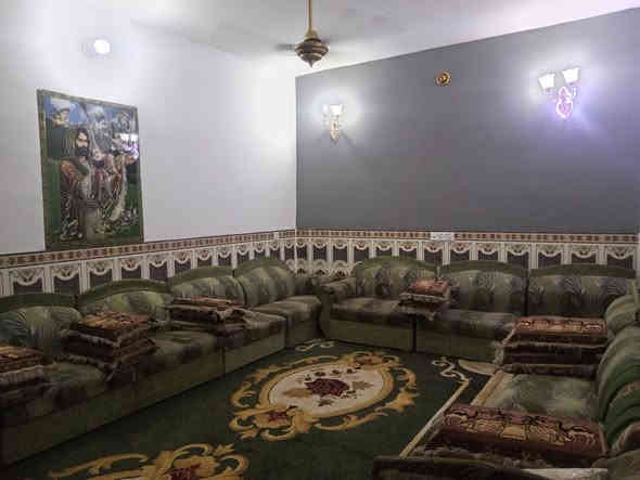 دار للبيع المساحه ٥٥٠ يتكون البناء من غرف نوم عدد ٢ مع صالة مع استقبال مع مطبخ مع صحيات داخلية وا خارجية مع كراج كبير السعر خاص للاتصال على الرقم *********** العنوان حي السجاد مقابيل سيد جواد فرع المضمد
