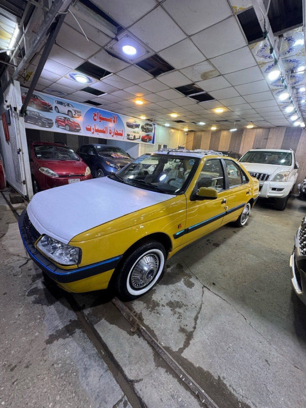 السيارة معروضة للبيع، تتميز بلونها الأصفر اللامع وحالتها الجيدة. السيارة نظيفة من الداخل ومصانة بشكل جيد. جميع التفاصيل والتجهيزات موجودة وتعمل بكفاءة. جاهزة للاستخدام اليومي أو للعمل التجاري كسيارة أجرة.