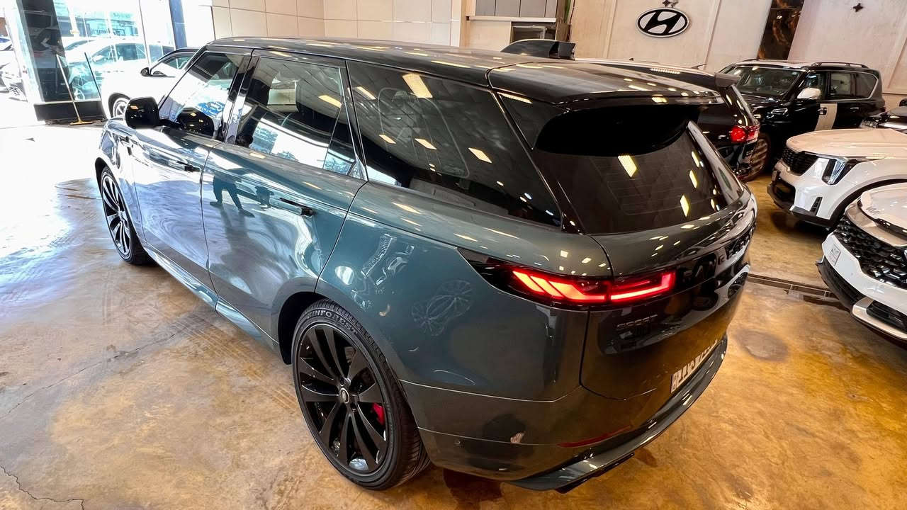 الفخامة الملكية.. رنج روفر 2023 (8 سلندر) فرست ايديشن  - ضمان سردار 🇮🇶👑
لكل من يبحث عن القمة في عالم السيارات، إليكم "الوحش البريطاني" بأعلى المواصفات، والمصمم خصيصاً ليمنحك هيبة لا مثيل لها على طرقات العراق.
🚀 القوة والأداء (V8):
 * المحرك: 8 أسطوانات (V8) سعة 4.4 لتر تيربو مزدوج.
 * القوة: 523 حصان وعزم دوران جبار، تسارع يجعلك تشعر وكأنك في طائرة خاصة.
 * الضمان: السيارة تحت ضمان شركة سردار (Sardar Group)، لضمان أعلى مستويات الخدمة والصيانة الأصلية في العراق.
🛋️ الرفاهية داخل المقصورة (خمس نجوم):
 * الكشنات: جلد طبيعي فاخر (Semi-Aniline) بملمس ناعم جداً وتصميم يوفر الراحة في المسافات الطويلة.
 * كراسي كهرباء: تحكم كهربائي كامل بالوضعيات مع ذاكرة تخزين (Memory Seat)، بالإضافة إلى ميزات التبريد والتدفئة والتدليك (Massage).
 * البانوراما: سقف بانورامي زجاجي عملاق يمنحك شعوراً بالحرية والإضاءة الطبيعية الرائعة داخل السيارة.
✨ المواصفات التقنية:
 * شاشة منحنية مقاس 13.1 بوصة تعمل بأحدث نظام Pivi Pro.
 * نظام صوتي Meridian السينمائي لتجربة استماع نقية جداً.
 * نظام إلغاء الضوضاء لضمان هدوء تام داخل الغرفة.
 * إضاءة داخلية محيطية (Ambient Lighting) بألوان متعددة تناسب مزاجك.
🛡️ السلامة والقيادة:
 * كاميرات 360 درجة مع خاصية الرؤية ثلاثية الأبعاد.
 * نظام التوجيه بالعجلات الخلفية (All-Wheel Steering) لسهولة الالتفاف في أضيق الشوارع.
 * نظام تعليق هوائي ذكي يتكيف مع مطبات وحفر الطريق بكل سلاسة.
📍 رنج روفر 2023.. هيبة، قوة، وراحة مطلقة بضمان سردار.
 بغداد حي الجهاد نزلة جسر العامرية معرض قرطبة التواصل *********** 
#RangeRover #V8 #SardarGroup #العراق #سيارات_العراق #بغداد #اربيل #رنج_روفر #فخامة
