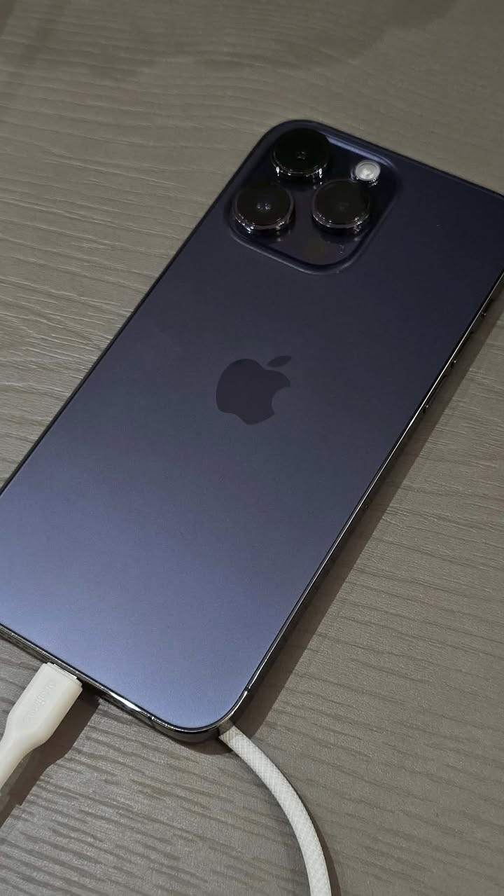 للبيع iPhone 14 Pro Max  
ذاكرة 256GB  
نسخة الشرق الأوسط  
بطارية 84%  

الجهاز بلادي ونظيف جداً ✨  
كلشي بيه شغال 100% من كاميرات وبصمة Face ID وصوت.

جهاز قوي وسريع ومناسب للألعاب والتصوير 🔥  
اللون جداً حلو وحالته مرتبة.

السعر خاص رجاءً


**إذا كنت صاحب هذا الإعلان وتريد حذفه لأي سبب، رجاءا أرسل رسالة إلى الدعم الفني**