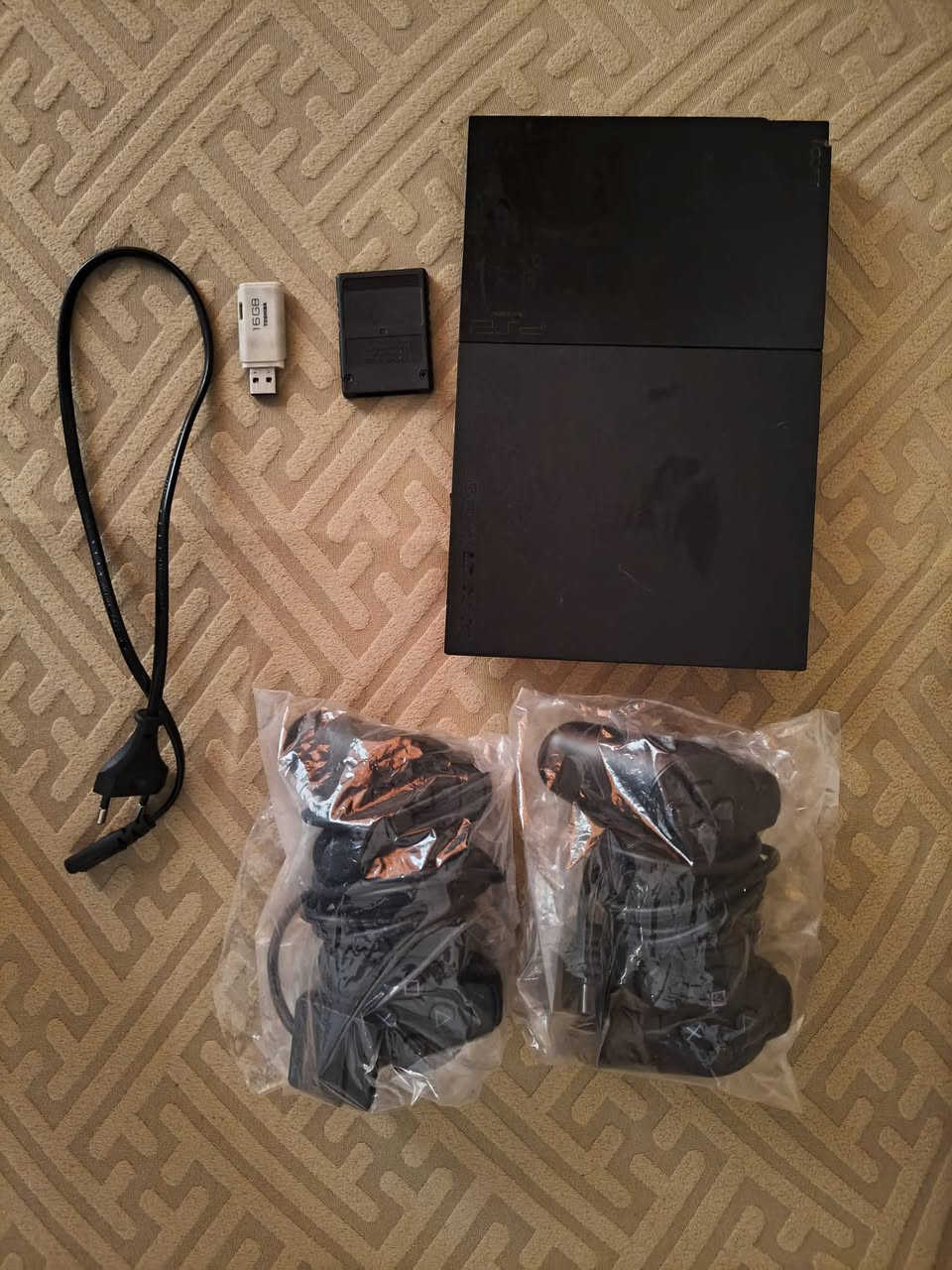 بلي ٢ للبيع الجويستك (اليدات) جديدات بعدهن بغلافهن و عددهن اثنين
الالعاب موجودة بفلاش و موجودة ميموري
وكل الشغلات علمود تشغل البلي موجودة 
سعر البلي اربعين الف 
رقم الواتساب ***********
