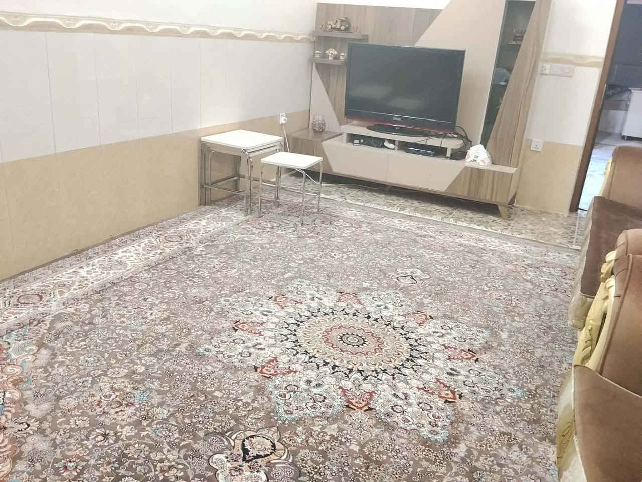 قەنەفە زۆر تازەیە
قاڵی ایرانی ٧٠٠ شانە
مێز تلفزیۆن
تەلەفزیۆن
***********
