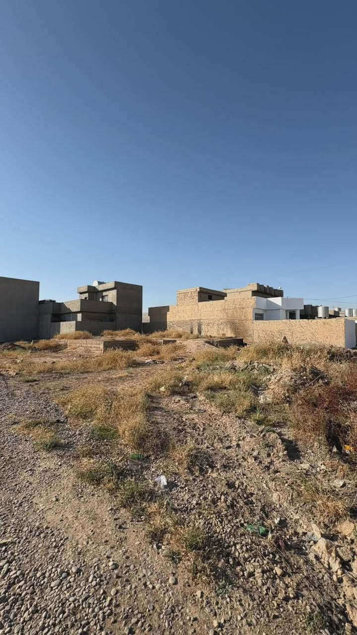السلام عليكم
قطعة ارض مع اساس مسلح ومدفون كامل مال طابقين بناء درجة اولى 

مساحة القطعة (500) متر ( ركن) مي وكهرباء واصل والتبليط هم راح يصلهن 

طابو زراعي 

الخريطة موجوده بالمنشور الخريطه مال بناء بيت حديث مرتبة ومساحته واسعه 

الموقع= الحويجة خلف الخضر بدايه الحي اول فرع عن الشارع موضح بالمنشور 

للاتصال=***********

