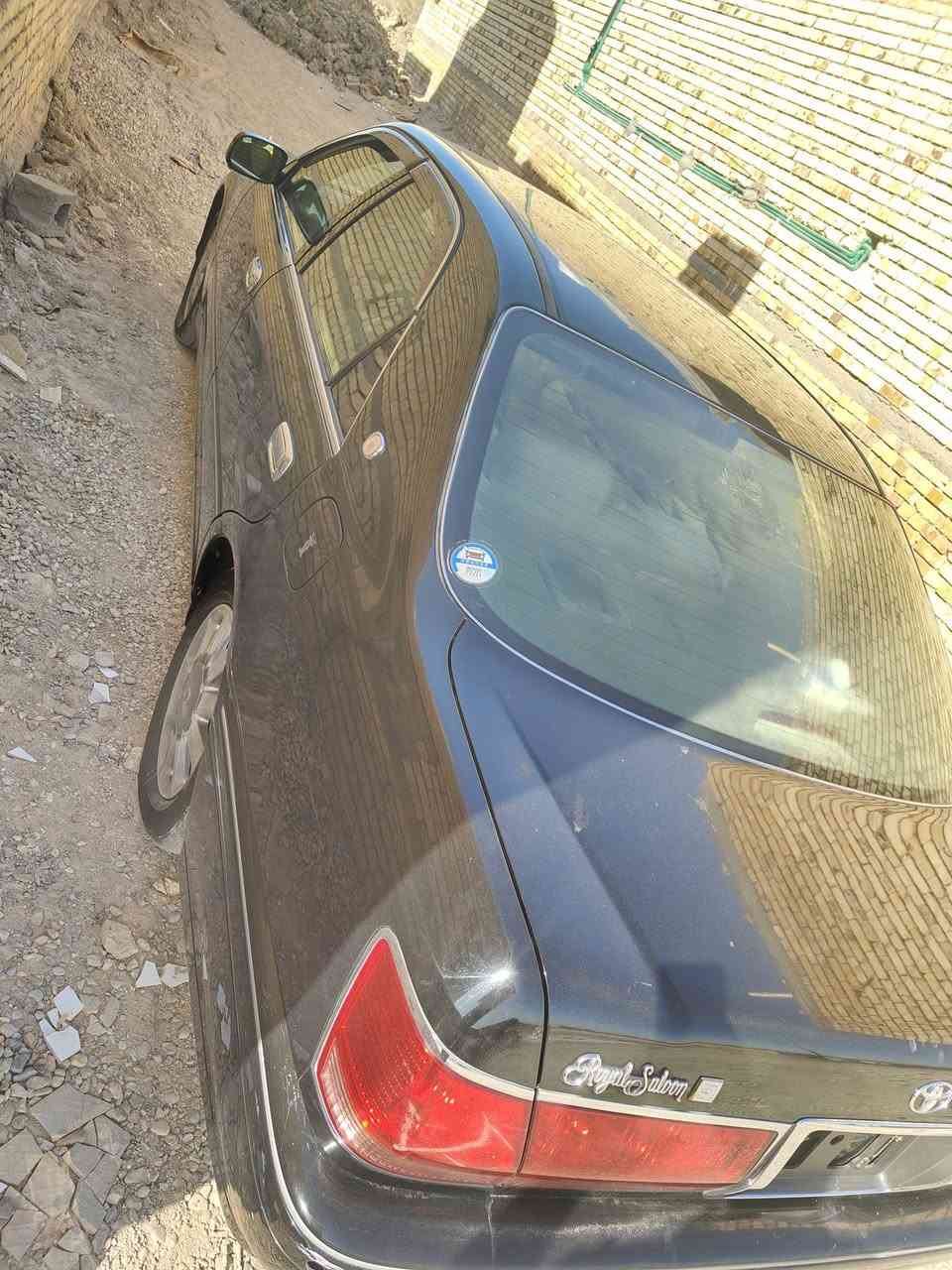تقرير مفصل للبيع
🚗 تويوتا كراون 2002 – أسود – فول مواصفات – 4 دگم – كفالة
📌 معلومات عامة عن السيارة
الموديل: 2002
النوع: تويوتا كراون (الجيل S170)
اللون: أسود ملكي
الحالة: نظيفة جداً / جاهزة للاستخدام
عدد الركاب: 5 أشخاص
نوع الهيكل: سيدان فاخرة
الدفع: خلفي

⚙️ المواصفات الفنية
المحرك: 6 سلندر خطي (Inline-6)
سعة المحرك: 2.5 لتر أو 3.0 لتر (حسب الفئة) �
トヨタ自動車WEBサイト +١
القوة: تقريباً من 200 إلى 220 حصان �
トヨタ自動車WEBサイト +١
ناقل الحركة: أوتوماتيك
نظام الوقود: بنزين
استهلاك الوقود: اقتصادي نسبياً مقارنة بحجمها
💎 المواصفات (فول)
مقاعد خمل فاخرة
تحكم كهربائي كامل بالمقاعد
نظام تبريد وتدفئة
شاشة / مسجل أصلي
نظام صوتي عالي الجودة
تحكم بالمقود (ستيرن)
مثبت سرعة (بعض الفئات)
زجاج كهرباء + مرايا كهربائية
نظام ABS + وسائد هوائية
🛞 الإضافات
4 دگم (رنجات رياضية) تعطي شكل رياضي وجذاب
لون أسود لامع يدل على الفخامة
ديكور داخلي خشب فاخر
🛡️ الكفالة
السيارة مضمونة (كفالة) من حيث:
المكينة
القير
الشاصي
(حسب اتفاق البائع)
👍 المميزات الرئيسية
راحة عالية جداً في القيادة (مناسبة للسفر)
عزل ممتاز للصوت
ثبات قوي على الطريق
مكينة قوية ومعروفة بالتحمل
⚠️ ملاحظات مهمة
السيارة بأسمي ترقيم جديد قرار 102 

الشراي يتصل على ***********

