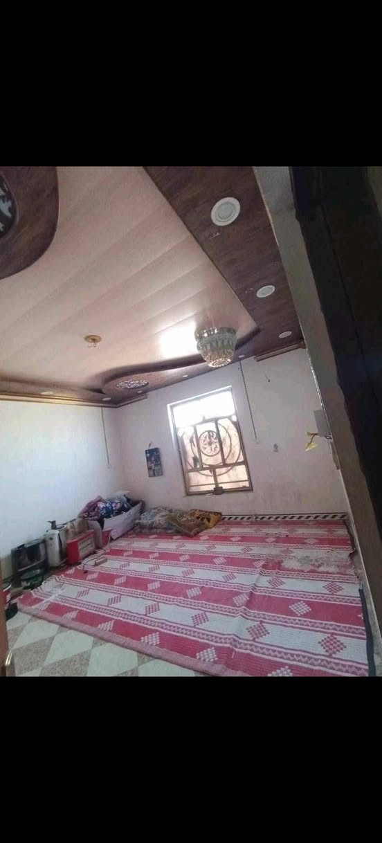 السلام عليكم بيت للبيع حي العسكري الأول ثالث بيت عن الشارع العام قرب مطعم كباب نذير  المساحة 300متر متكون من أربع غرف و ثلاثة مجاميع صحيه حديقه صغيرة استقبال وصاله كبيرة ومطبخ ومشتمل مؤجر***********
