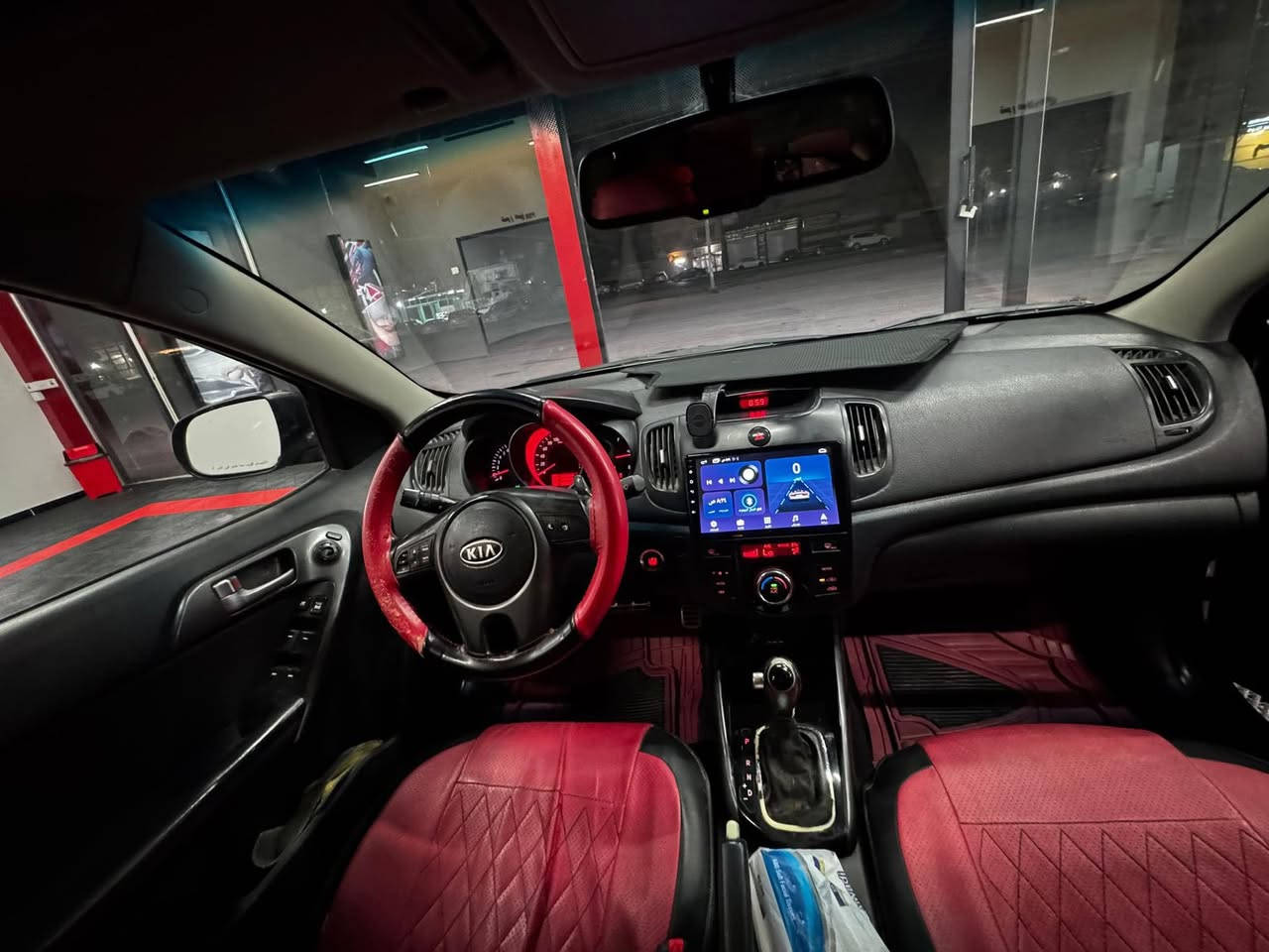 سلام عليكم سيراتو موديل 12 كفاله عامه من الصبخ والمعجون والضربه كير محرك مكفولات تبريد تدفئة حداديه كله جديد السياره مال جناي  فول مواصفات للاخير فتحه تحكم بصمة اشاير مري تبريد بيانو فول فول 
سعرها 93 وبيها مجال قليل رقمي ***********
