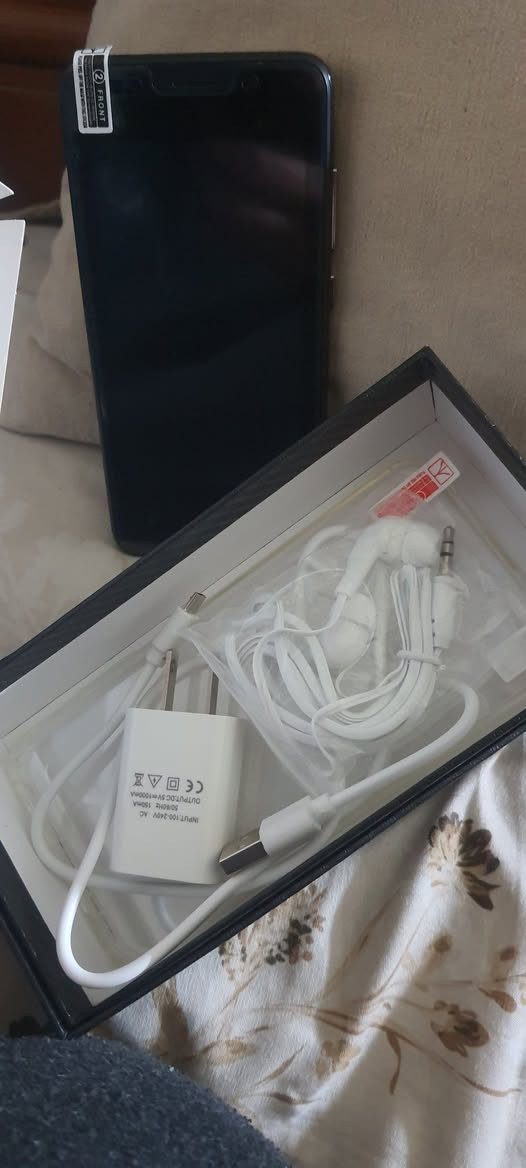 هذني ٦ تليفونات صيني مال امزون كلهن ب ٧٥ الف بلاش والله الي يريدهن يتواصل على الرقم *********** متكلي شنو مواصفات وهاي السوالف تره موبايل صيني مال امزون بس يشتغل أندرويد ويحمل برامج ودبل سيم كارت
