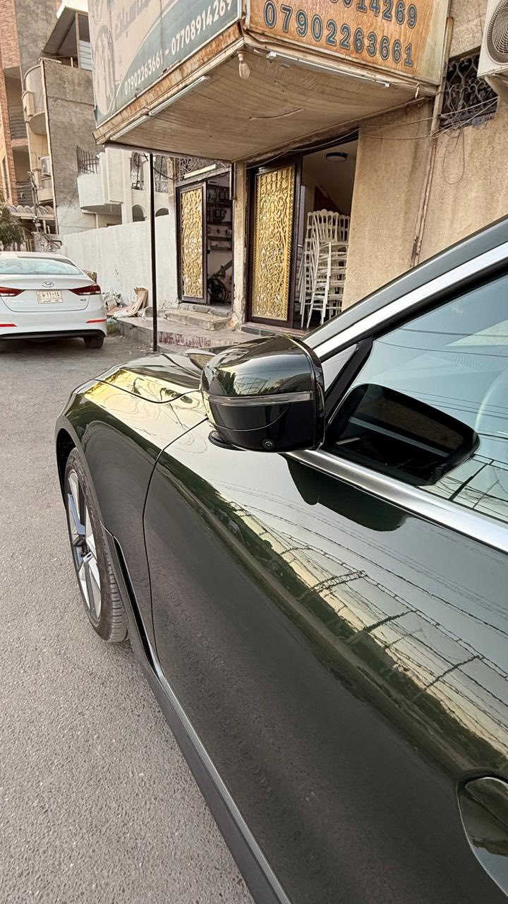 السلام عليكم 
بي ام دبليو BMW i4 Edrive40 2024
فل الكترك (كهرباء بالكامل)
بجم كبس ولابرغي مفتوح
المواصفات:
 وارد امريكي 
 لون اخضر
 محرك كهرباء 
 بطارية 81.5 كيلو واط / ساعة (الشحنه تمشي 400-450 كيلومتر)
 بانوراما
 لايتات امامية متحركة عدسة Adaptive laser led 
 حساسات امامية وخلفية 
 رادات جانبية وامامية
 كاميرا 360 درجة
 توقف ذاتي (امامي وخلفي)
 تنبيه اصدام للمركبات وللاشخاص
 محدد ومثبت سرعة + تنبيه الخروج من المسار
 نظام الترفيه idrive 8 احدث نظام 
 ممكن عرض خريطة ويز على الشاشة الاماميه (امام السائق)
 المسافة المقطوعة 6500 ميل 
 مقاعد كهرباء + تسخين مقاعد + تسخين مقود قيادة
 اوامر صوتيه في النظام الترفيهي 
 السرعة من 0-100 خلال 5 ثواني 
سويج عدد ٢ 
اصطفاف ذاتي 
كاميرا بانورما
 حادث السيارة : الابواب الجانبية عكس السايق (تم تبديل الابواب بأبواب اصلية) +ايرباكات مبدلات وكاله و راجعات وكاله بلاديات 
 السيارة جديدة جداً ونظيفة ومناقصها اي شي ولا كلوب او اشعار بيها سياره وكاله مناقصها برغي
 السعر 37100 (371 ورقة) بيها مجال بسيط جداً 
 مكان السيارة بغداد – العامرية
 رقم الهاتف ***********
