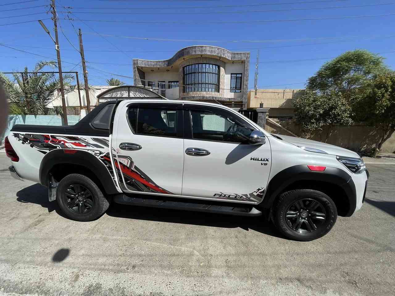 السلام عليكم 
هايلوكس trd 2024 مكفوله كفاله عامه سته سلندر ماشيه 24 الف كيلو باسمي تريد تحويل تريد وكالة 
مواصفات:-
دفع رباعي
مري كهرباء
تبريد كشنات
تحكمات ستيرن
شاشه 
شاحن لاسلكي 
حساسات امامي خلفي
السياره بعدهي على وضع الشركه مكانها بغداد 
السعر 385 
للاتصال ***********
