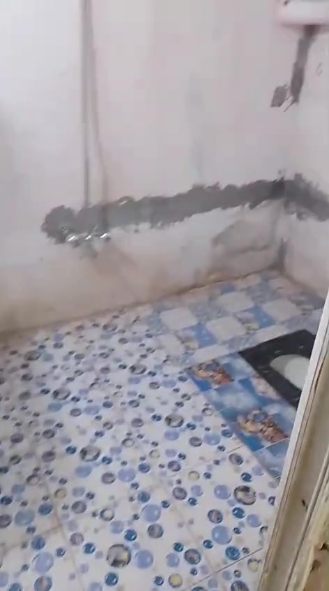 سلام عليكم بيت تجاوز جكوك مجمع الحسابات @مساحه 100م مربعه تحتوي عله استقبال +غرفه نوم+ صاله + مطبخ +صحيات خارجيه طرمه وحديقه ارضيه سيراميك سقف سندويش بيت نضيق مرتب ما ناقصه شي كهرباء مي مجاري كله رئيسي البيت دقيقتيه عله التبليط السعر ١٢ (***********) متواجد فقط واتساب او اتصال
