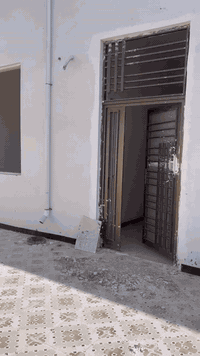 سلام عليكم 
بيت للبيع حي الملايين ركن 
مساحة ٢٠٠م بناء بلوك 
قريب لشارع 30
(غرفتين - صاله - مطبخ - صحيات )
مسجل بالبلدية 
للاستفسار/ مراجعة مكتب عقارات الفنار 
(***********)
