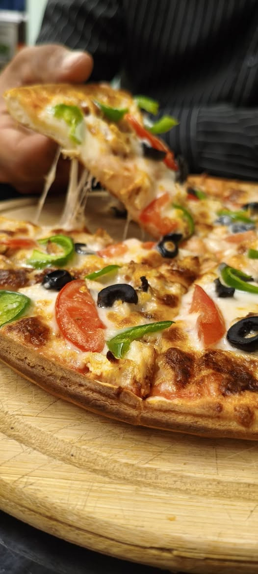 البيتزا الايطاليه 🍕 بالدجاج والخضار واللحم 👇 
#مطعم_علي_الصغير_بداية_شارع_ابو_جمال_مقابل_شارع
#المصورين_مجاور_شارع_الصيدليات_مقابل_كوفي_حكايه
#للتوصيل_***********
