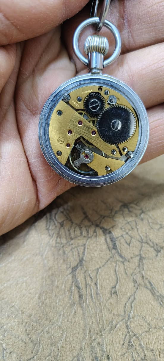 بسم الله الرحمان الرحيم
ساعة وست اند العريقة جيبه
قطر 35.5 ملم سويسري
سنتر ثواني منفصل اصلي فنتج مكينة صفرة 
تعمل بكفائة عالية نظافة جيد جدا
لتفاصيل اكثر او الحجز مراسلة الصفحة او الاتصال واتساب
***********
🌹الصدق والامانة شعارنا🌹
