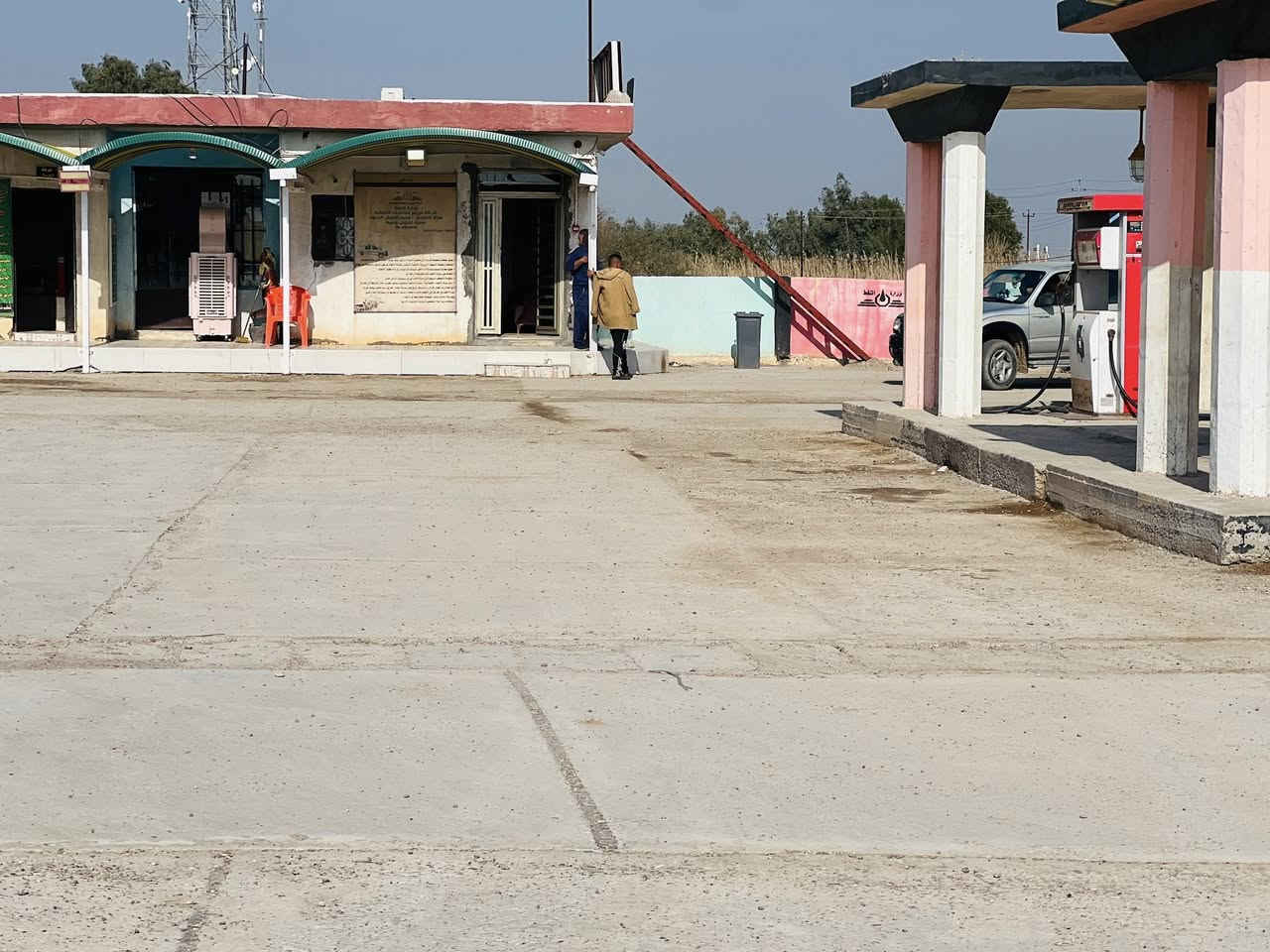 السلام عليكم ورحمه الله وبركاته
محطة وقود للبيع ((كل المحطة او ربع ١/٢ ))ايضاً للبيع  
في واسط الدجيلي ناحية واسط القديمة.                                                
  ((محطة تعبئة وقود ناحية واسط المشيدة))
للتواصل عن السعر والاستفسار 
***********
***********
رجاءً فقط الشراي يتصل
