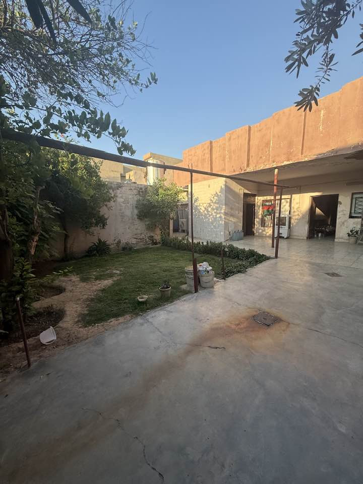 عقار للبيع✨✨

بيت طابو صرف للبيع طابقين 325 متر

طابق الاول يحتوي على 2 غرف نوم و هول و استقبال و صحيات

طابق الثاني يحتوي على 2 غرف نوم و هول و صحيات

واجهة البيت ١٣ متر و العمق ٢٥ متر 

بيت بناء قديم 

المنطقة: حي العسكري قرب جسر حصو و الرمل 

للاستفسار: ***********
