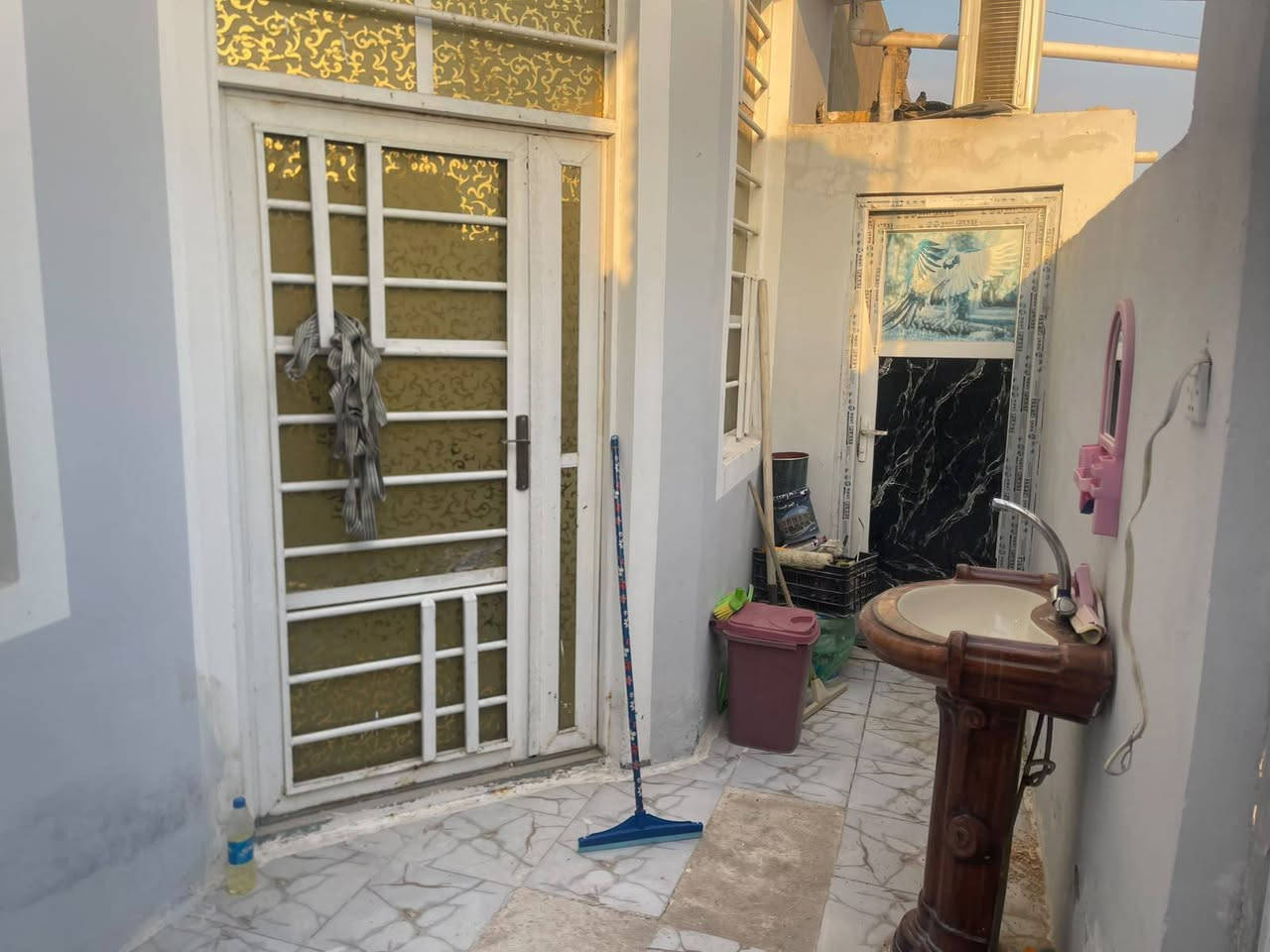 (((يعلن مكتب بركات الزهراء))) 

#بيت مساحه 100سعر💵32💵وبيه مجال 
  م #طابو_زراعي  سند ٢٥
نجف مقابل ملحق قريه لغدير  مباشر مباشر 🤑   

غرفه // مطبخ// صاله// استقبال// صحيات خارج وداخل 

كراج

بناء ممتاز// اساس وسقف صب 
طابوق 🧱 

كل البيت #سقوف_ثانويه

كل الخدمات موجوده 
مدارس 🏫 سوق #تبليط 

مقابل  قرية الغدير #مكتب_بركات _الزاهراء عامود 314بلضبط ***********عنوان نجف
