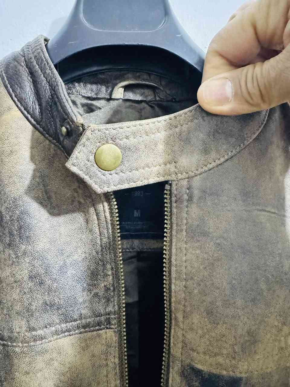 قمصله جلد طبيعي من ماركة سبلاش الإيطالية جديد غير مستخدم أقاصيه بل صور الاستفسار خاص او التصال ***********
