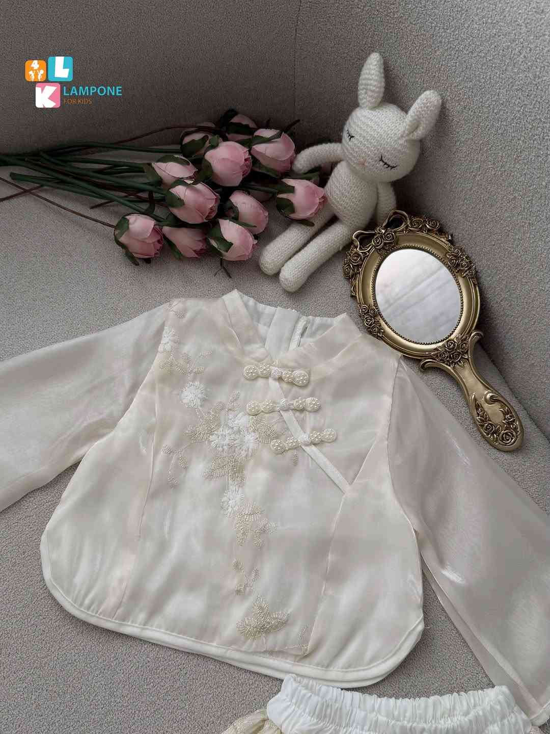 طقم بناتي أنيق بلون أوف وايت 🤍🌸
متكون من قطعتين: توب + تنورة

✨ تفاصيل مميزة:
• تطريز ورود ناعم وأنيق
• لون أوف وايت راقٍ وسهل التنسيق
• قماش خفيف ومريح للأطفال
• تصميم أنثوي ناعم بإطلالة مميزة
• قصة مريحة مناسبة للحركة واللعب
• مثالي للزيارات، المناسبات والتصوير

العمر: من 2 - 6 سنوات
السعر: 23,000 د.ع

لأن الأناقة تبدأ من التفاصيل الناعمة🤍
#لامبوني #اكسبلور_فولو #ملابس_اطفال #اناقة #iraq


**إذا كنت صاحب هذا الإعلان وتريد حذفه لأي سبب، رجاءا أرسل رسالة إلى الدعم الفني**