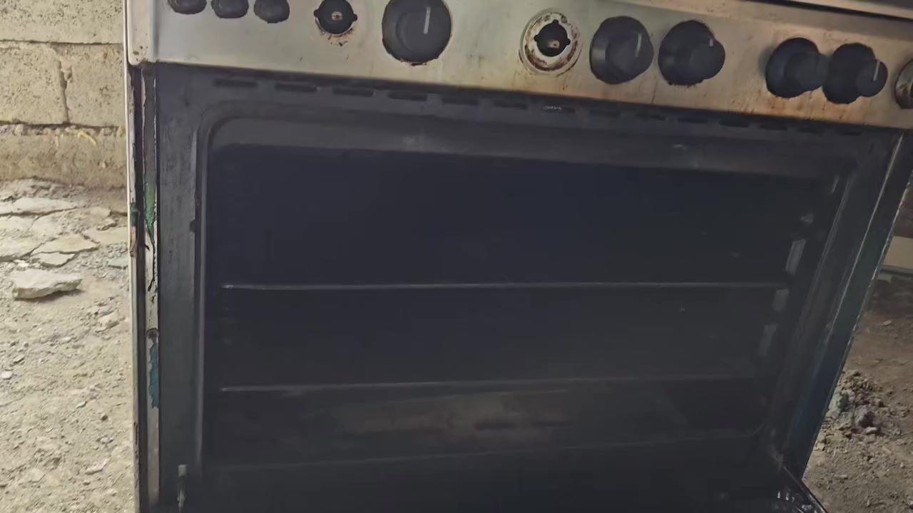 طباخ نضيف شغال شرط
الفرن كذالك شغال اي عيب مابي ٨٥ بي مجال قليل 
عنوان مفرق الشوره  ***********
