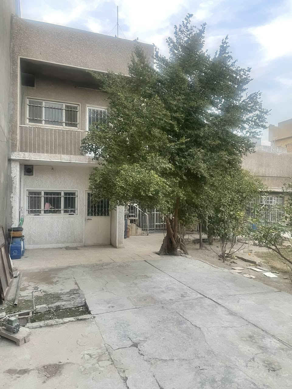 مشتملات اثنين واحد فوق الآخر مساحة 9*30 يعني 270 متر في منطقة البلديات تصلح للسكن ،بناء. في عام 2000 ، كل مشتمل يتكون من غرفتين ومطبخ وهول وحمام ، هذه القطعة من ضمن غرف قطعة مساحتها. 600 متر ، تقع بالقرب من اعدادية البلديات ،سعر المتر الواحد 3،250،000 (ثلاثة ملايين ومائتان وخمسون ألف دينار ، الاتصال ***********
