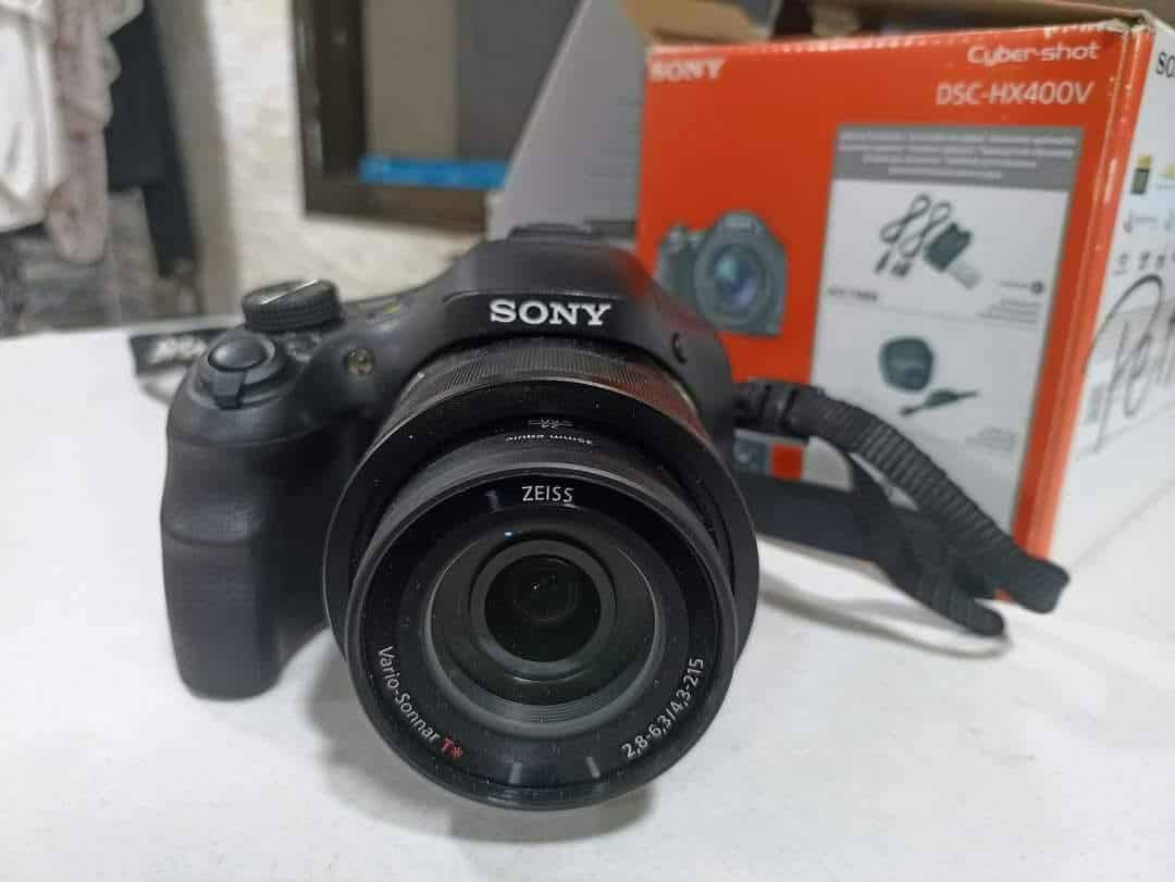 للبيع كاميرا سوني مستعملة
الطراز HX400V 
زوم D50 حقيقي
تحكم زوم يدوي واوتوماتيكي
وضميات تصوير احتراقية معالج EXMORE مضاد للتشويش ومذهل للتصوير اليلي
 عدسه CARL ZESS 24.1 الالمانية بطارية تصوير فملي حتى 500 صوره بدقة 4k 
تصوير فيديو بصيفة و تصوير سينماني بدقة وضوح FULL HD1980+1250
مكانية ضافة كسسوارات خارجية مكانية وصل مايك خارجي وصل عن طريق #البلوتوت_والواي_فاي والتحكم الكامل من الموبايل ببرنامج خاص كامره 
سعره 330قفل للبيع لو مراوس الكاميرا 
مكانك الشطره ***********  ولك واتساب خابرني 
اني ماجيك انته تعال للسليمان
