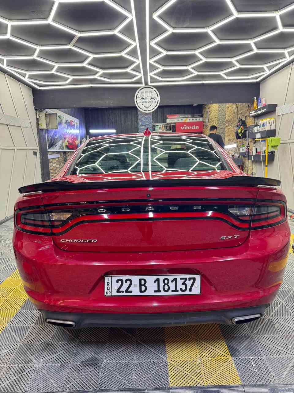 سلام عليكم جارجر 2016 
احمر شذري 
سياره وارد امريكي كلين تايتل 
بيهه ملاحظات صغيره جاملغ جهه عكس السايق بي بارد خفيف مثل ماموضح بالصور بدون صبغ 
وربع البنيد مصبوغ اثر حرك بي بي اف افلام حمايه 
موجود مقطع مالتهه سابقاً قبل الصبغ 
سياره نضيفه بمعنى الكلمه استخدام شخصي
 سعرهه 198$ 
للأستفسار : ***********
متوفر واتساب بغداد, العراق
