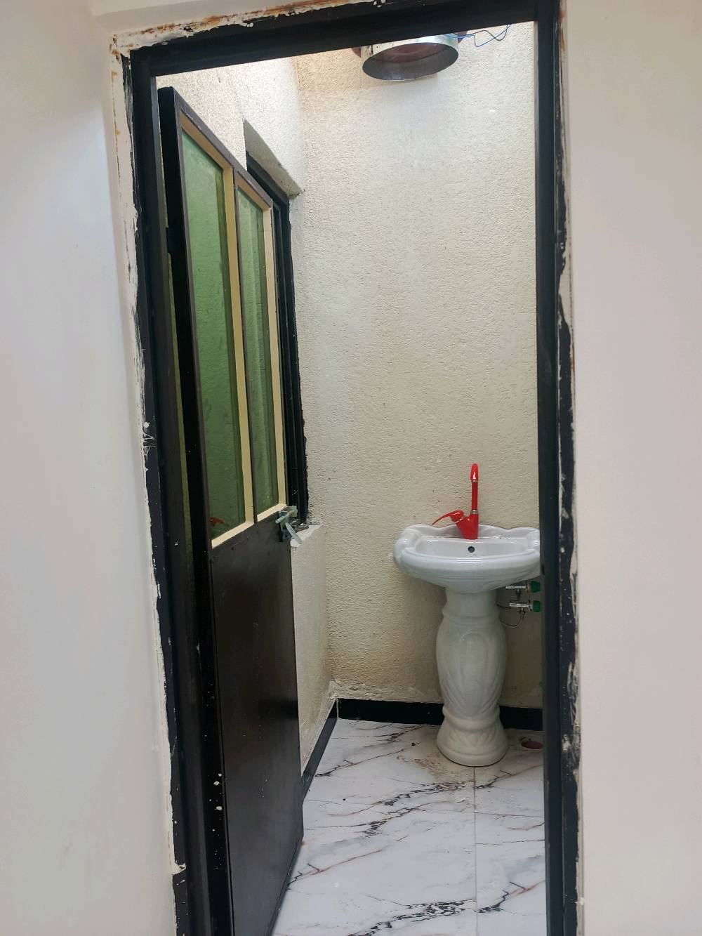 بيت للبيع مساحه 200متر سند 25 يحتوي علا غرفتين نوم صاله مطبخ حار بارد صحيات خارجيه وداخليه البيت جديد هستوه كمل بناء العنوان البصره شط العرب جزيره يوبه حي رايه 