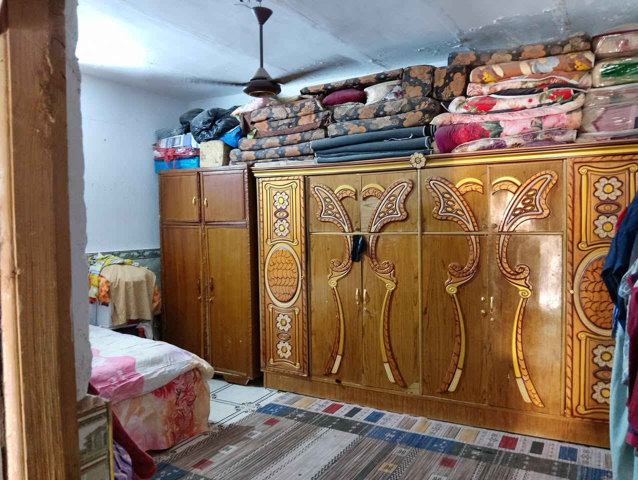 بيت رقم مساحه 100 متر مكانه حي الحريه منطقه متوفر بيها جميع الخدمات تبليط كهربا مدارس كلشي جديد وقريبه علشركة النفط  سعره مناسب الشراي يخابر ويدلل ***********
