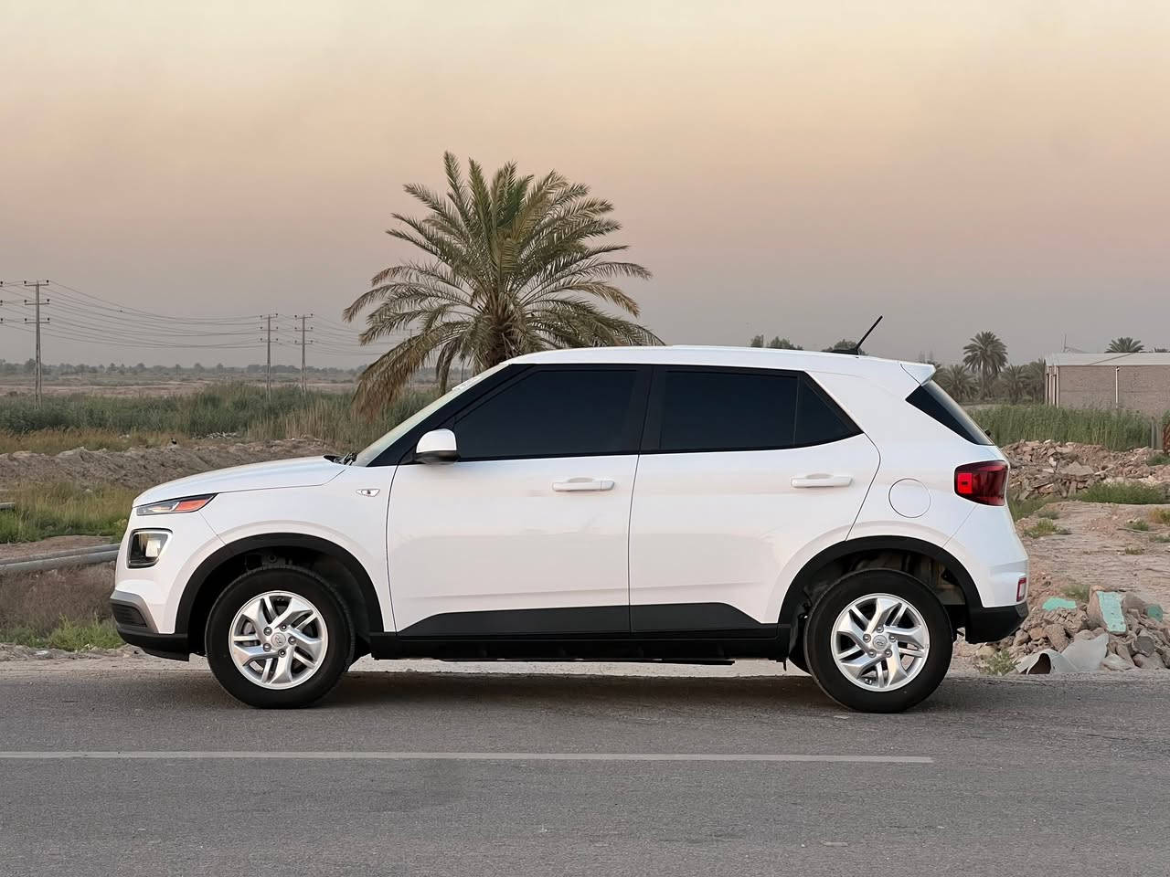 السلام عليكم هونداي ڤينو للبيع موديل ٢٠٢٦مواصفات عاديه السياره ماشيه ٤٠٠٠ دخول جديد منفيس باسمي تترقم جميع المحافظات عدا الاقليم حادث السياره مرفق بالمنشور السياره بدون صبغ بدون تبديل فقط خشم البنيد معدل بارد ومكحل مكان السياره حله بابل السعر ١٣٥ وبيه مجال  للاستفسار ***********
