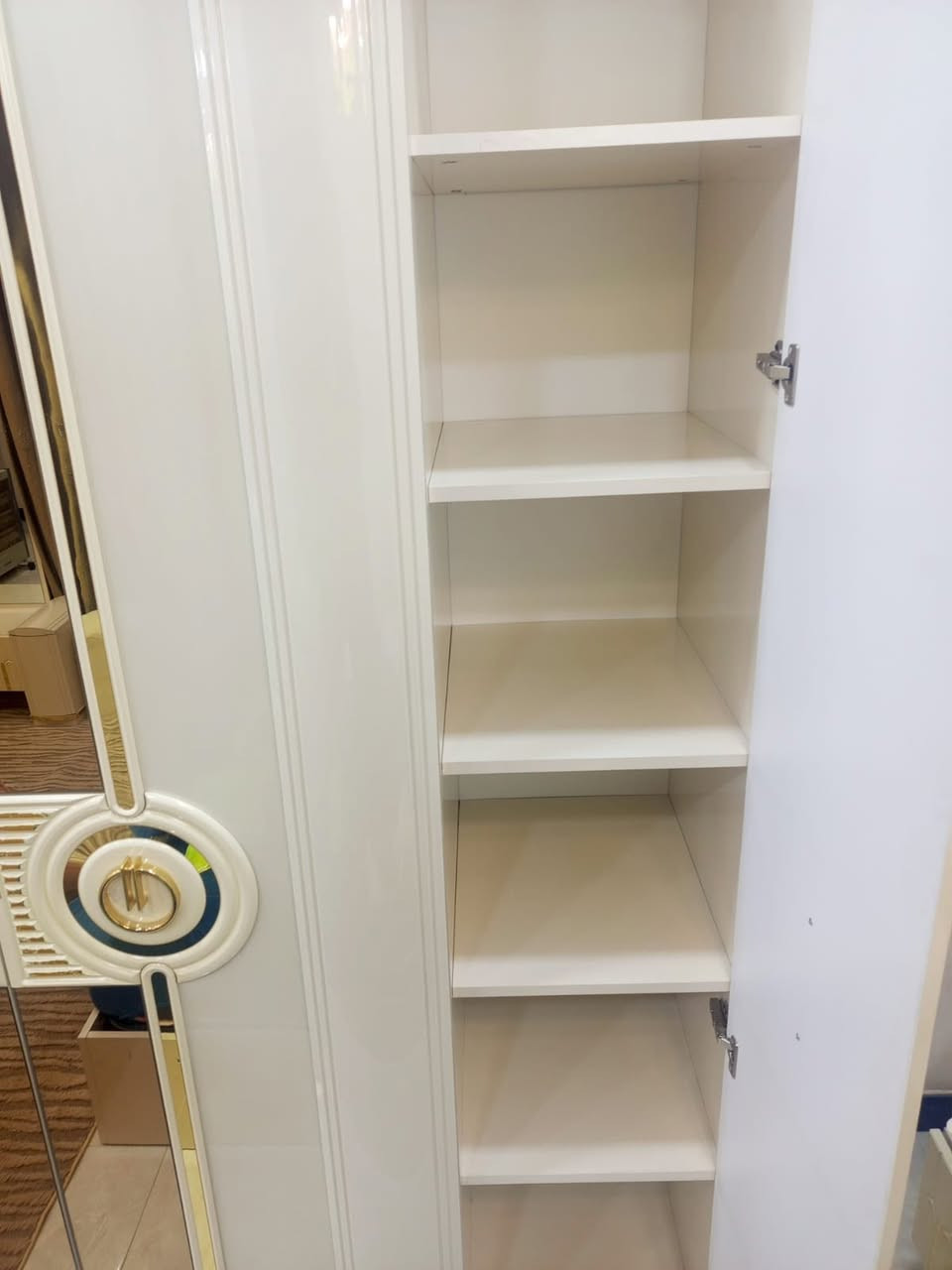 سلام عليكم غرفه نوم مستعمله شهرين  متكونه من عشر قطع ويه شازلون عنوان بغدادً ***********
