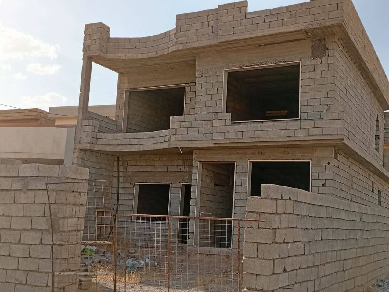 هيكل طابقين للبيع رقم زراعي مساحة الهيكل 350 متر مرتب مال عائلة كبيرة يتكون من 4 غرف نوم حمام سويت مع غرفة استقبال هول كبير مطبخ حوش وحديقة خلفية وحوش وحديقة أمامية مع حمام وتواليت بالحوش موقع الهيكل قضاء الدبس حي ديار بكر قريب على جامع الايمان  واذا اكو مراوس ويه بيت متكامل وانطي الفرق الاستفسار اتصل ***********
