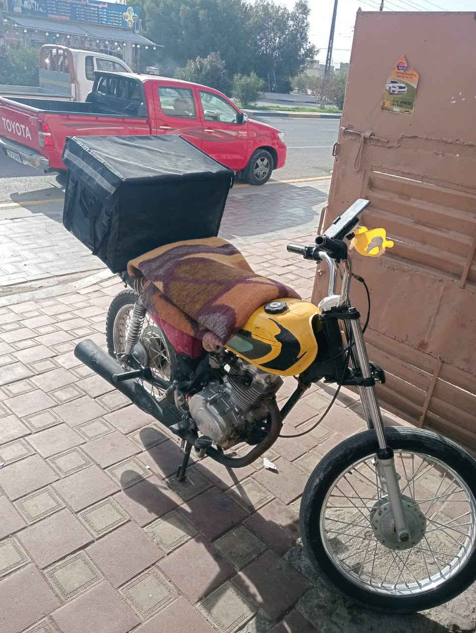 سلام عليكم دراجة للبيع اربعة كير مكينة نامة 
سعر 275وبيها مجال عوزهة بس صالنصة  مكينة بطلة بل شارع ***********
