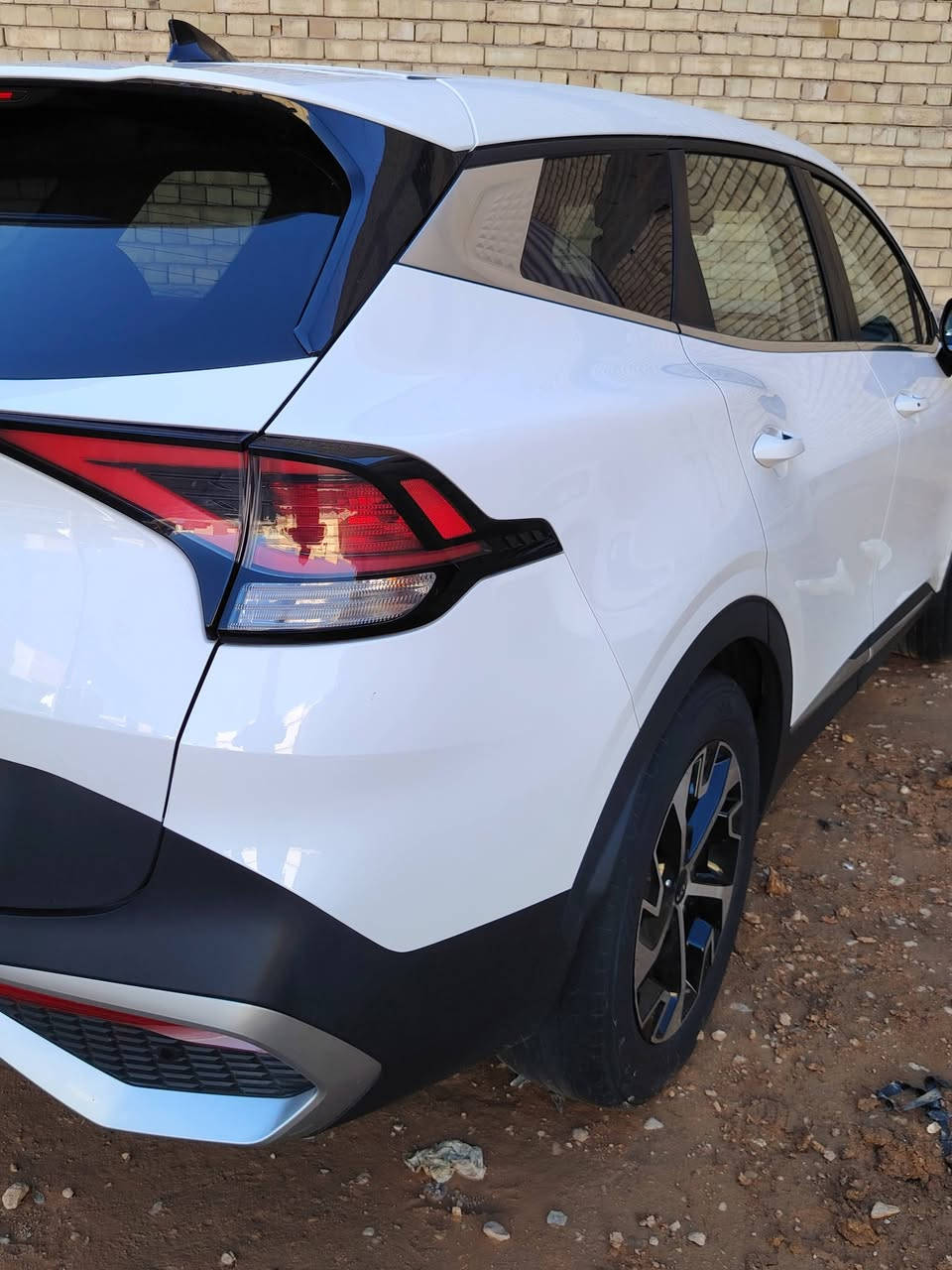 السلام عليكم سبورتج ٢٣ لارج جديده للبيع حادث غرق بسيط شرط كفاله عامه من الضربه والصبغ والبارد مواصفات كشنات جلد بلادي وكهرباء وتدفئه شاشه كبيره متصله كار بلي وتحكمات فول اتو هولد وسايد بريك بصمه لد أمامي خلفي بصمة تشغيل وبصمة أبواب مانع انحدار ومانع انزلاق اطفاء ذاتي صور الحادث وصور السياره وصور السونار كافة تفاصيل مكتوبه رقم بغداد باسمي ماشيه ٥٠ الف مكان السيارة كربلاء المقدسة حي التحدي تفاصيل أكثر عن السياره الاتصال على الرقم *********** او الرقم ***********السعر ٢٠٥ بيها  مجال للشراي
