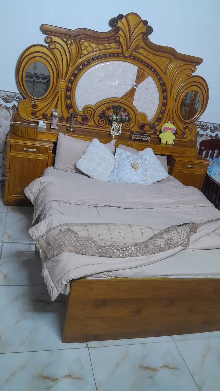 غرفه نوم صاج بعدها نضيفه حيل ضخمه بس الزاويه مشلوخه واكعه مستعجل علئ بيعتها للتواصل مراسله او اتصال ***********

