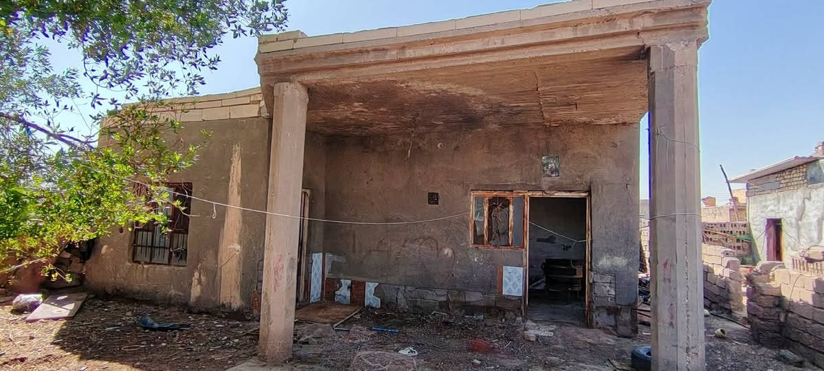 البيت البيع مساح 600 متر.. متكون من مطبخ.. وصاله.. وقرف.. ودواني.. وصحيات.... المكان حي حكيم ثاني قرب صيطرت الزبيديه..... الستفسار ***********
