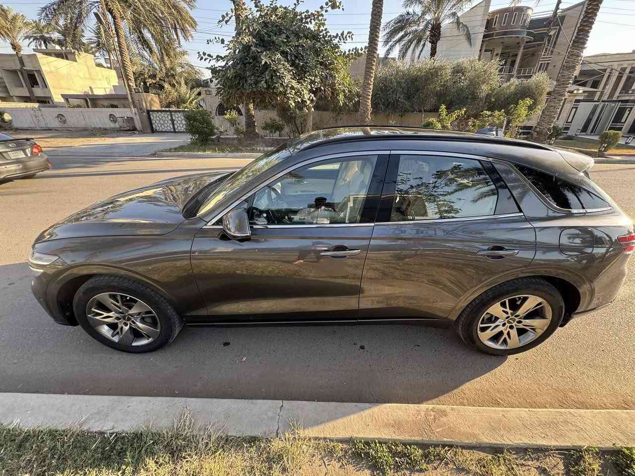 السلام عليكم
hyundai genesis gv70 2022
هواندي جنسزز 2022 فول الفول اعلى فئة محرك 6 سلندر 3,5 تون تيربو 
375 حصان طيارة ارضية 
حادث السيارة البنيد نفس اللون اصلي بلادي والجاملغ كذلك مبدل 
وصور الحادث مرفقة بالمنشور والسونار كذلك مع الصور 

رقم بغداد الدولي بااسمي تحويل ثاني يوم 
ماشية 72,000 Km مو ميل 
المواصفات: 
شاشه كبيرة ١٢ بوصة 
تشغيل عن بعد 
بنوراما 
حساسات خلفي امامي
كشنات كهرباء 
صندوك كهرباء شفط وذكي يفتح عند الاقتراب 
كير ماوس 
 هيترات بالكشنات وتبريد بالكشنات 
فول تحكم ستيرن وشفتات 
رادارات 360
مري شفط 
ترحيب شعار جنسسز عند الاقتراب
هاند بريك بصمة
بصمة ابواب ودخول ذكي 
تحديد مسار
كشن السايق ميمري
لايتات لد 
بكلايت لد
رادارات امامية ورادارات خلفية وجانبية 
اوتو هولد 
اوتو ستارت
شفتات بالاستيرن
هيتر بالاستيرن 
 شحن وايرليس 
استيرن كهرباء 
5 وضعيات قيادة (Sport ,Sport plus , eco, 
‏comfort , snow) 
وضعيات الجلوس الذكية والصحية للعامود الفقري 
قيادة ذاتية 
العينية 3D 
نظام صوتي عالمي مكون من ١٦ سماعة ودمام 
كشن السائق مساج 
انارة ليد داخليه متغيرة الالوان 
٥ كامرات ورؤيه محيطية وكامرات بالعينية عند الاستدارة وفتح الاشارة 
 
تحريك السيارة للامام وللخلف بالبصمة ونظام اوتو بارك 
وباقي المواصفات المعروفة بالجنسزز 
السيارة تخبل ومناقصها برغي واحد وتخم تايرات جديد 
 
مكان السيارة بغداد السيدية 
للاستفسار ***********
