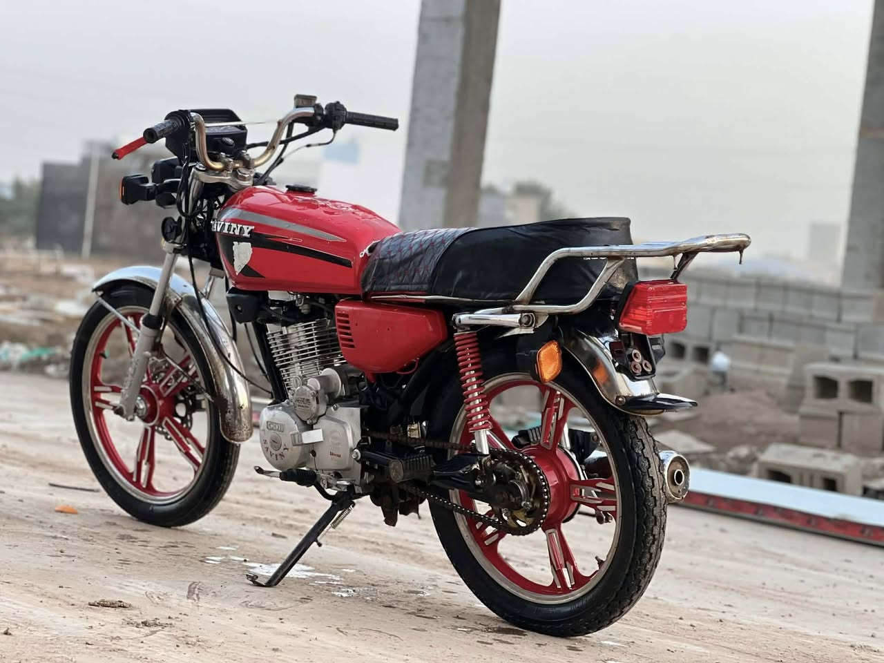 السلام عليكم دراجة للبيع سيفان مديل 21 وراق كامله مكينه خير من الله  العنوان قرب  جامعت ديالى بعقوبه رقم ***********
