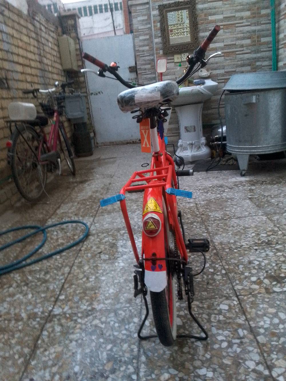 

درّاجة هوائية لونها أحمر نظيفة ومرتّبة. مثالية للتنقّل داخل المدينة. تقدّم أداء ممتاز مع إطارات جيدة وحالة عامة ممتازة. فيها جهاز للحمل الخلفي، وعدد من الملصقات للتزيين. مناسبة للاستخدام اليومي أو للترفيه.