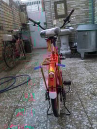 درّاجة هوائية لونها أحمر نظيفة ومرتّبة. مثالية للتنقّل داخل المدينة. ت...