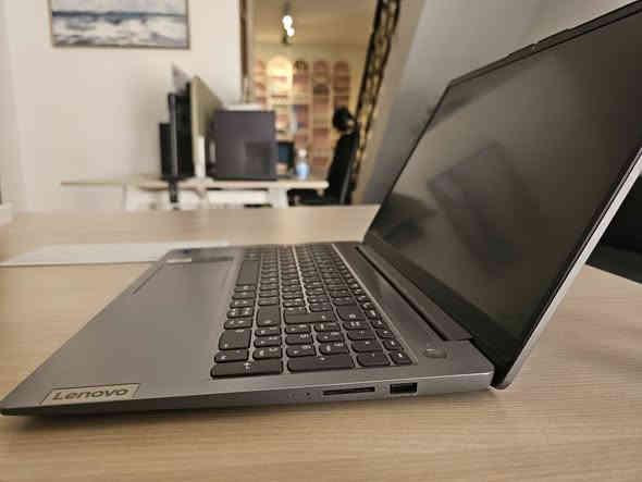 لابتوب lenovo للبيع استخدام ٥ أشهر وكالة وليس بالة وبعده داخل الضمان 
المواصفات : 
I7 13620H Gen13 10Core 16T
معالج كلش قوي يتحمل مشاريع جبيرة 

Ram 16Gb LPDDR5 4800MT/s

512GB SSD NVMe

Intel UHD Graphics Sherd 8GB 

شاشة IPS 15.6 

مدخلين USB 
مدخل Type-C 
شحن يطول حسب الاستخدام لكن ما يقارب الساعتين الى ٣ 
وأكثر بدون استخدام 

Charge boost 

مناسب لكل شي 
ما عدا الالعاب فقط البسيطة يشغل 

السعر 700 الف 
مكاني بغداد حي الجهاد 
***********
