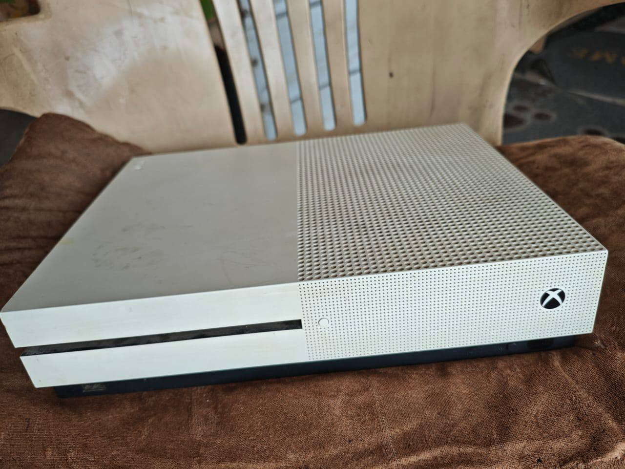 السلام عليكم
من رخصت الادمن 
جهاز Xbox one s 
الذاكرة 1T
جويستك باندل لون بنفسجي 
بية لعبة ريدد ردميشن 2 مشتريهة 
ويا ubs 850 من فاربر  
كامل ملحقات ويا 
يوجد توصيل
السعر خاص راسلني على الواتساب ***********
