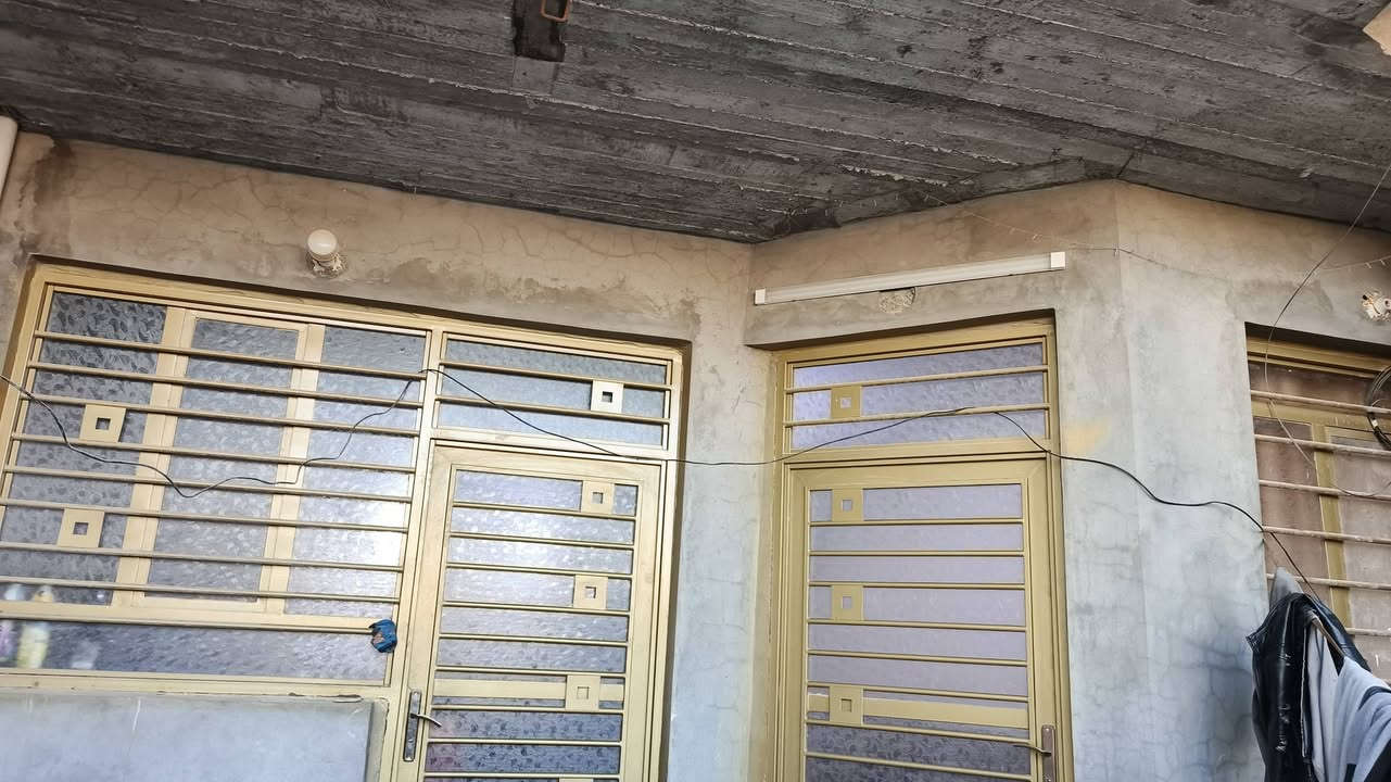 سلام عليكم مشتمل في دوانم معمل قرب جامع المحمود المساحه 125متر طابقين الطابق الاول كامل والثاني مفصل نفس الجوه بس ماواصله ماي وكهربا الطابق الفوك وعايزه ترتيبات الفوك بس جوه كامل  عرض 6وربع نزال20 سعر 55هاتف ***********
