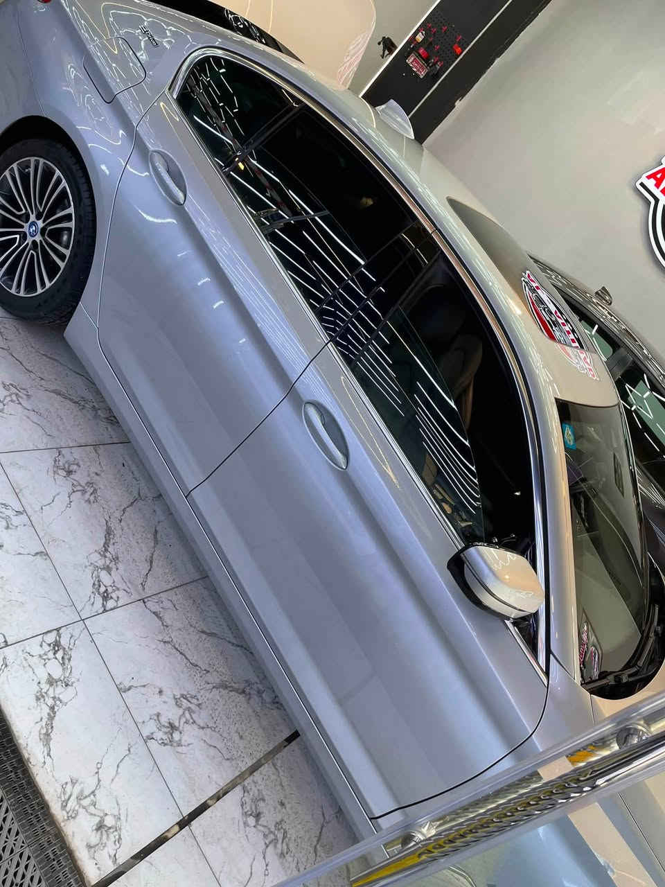 السلام عليكم 
530e بانزين - كهرباء 2019
مواصفاتها معروفة حساسات ورادارات 360 داتا شو وسلايد وجنطة كهرباء وعليها ادامة كاملة ومكفولة من كل نقص متصرف عليها دينار والسبارة وارد امريكي بيها بس بنيد بدون ايرباك بدون دواخل وجاملغ وباب الراكب كلير امريكا 
مكاني بغداد ***********
السعر 23,500$
