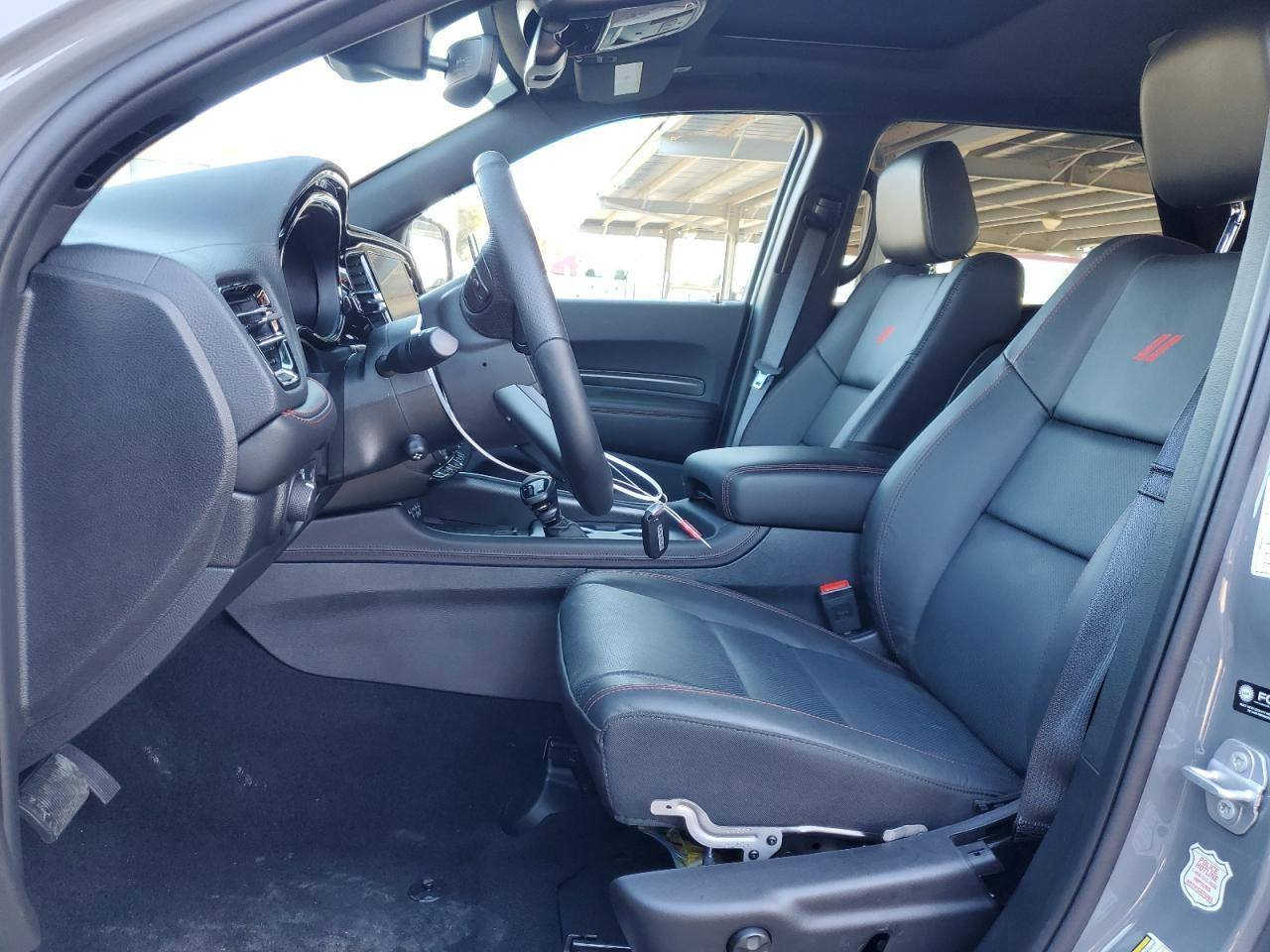 سلام عليكم ورحمت الله 
دوج دورنكو للبيع
فئت GT
 فول مواصفات 1/1
لون سمنتي 
ماشيه 6000ميل
رقم قادسيه شهداء بسمي
تواصل ***********
