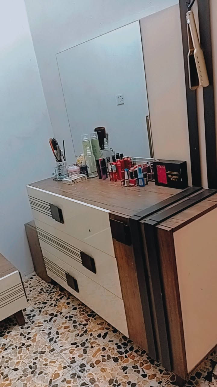 السلام عليكم غرفه للبيع 8قطع وصوميه وياها نضيفه كلش مثل ما واضح بالصوره سعرها ٥٥٠ وبيه مجال ملاحظه الكنتور يحتوي على جرارات داخل الكنتور عنوانها بغداد البنوك قرب مستشفى الشعب العام


**إذا كنت صاحب هذا الإعلان وتريد حذفه لأي سبب، رجاءا أرسل رسالة إلى الدعم الفني**