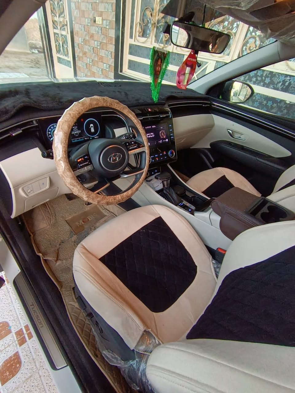 سلام عليكم. توسان موديل ٢٤ مكفوله كفاله عامه فول موصفات واحد على واحد عده البنراما كشنات كهربائي جهتين كشنات جلد  مري شفط حساسات امامي خلفي كامره جبيره دوره سايد ابريك بصه  دشبول لونين  كل الموصفات بيها سياره جديده ماشيه ٥٥سعر ٢٢٥بيه  مجال حك الجيه  ***********
